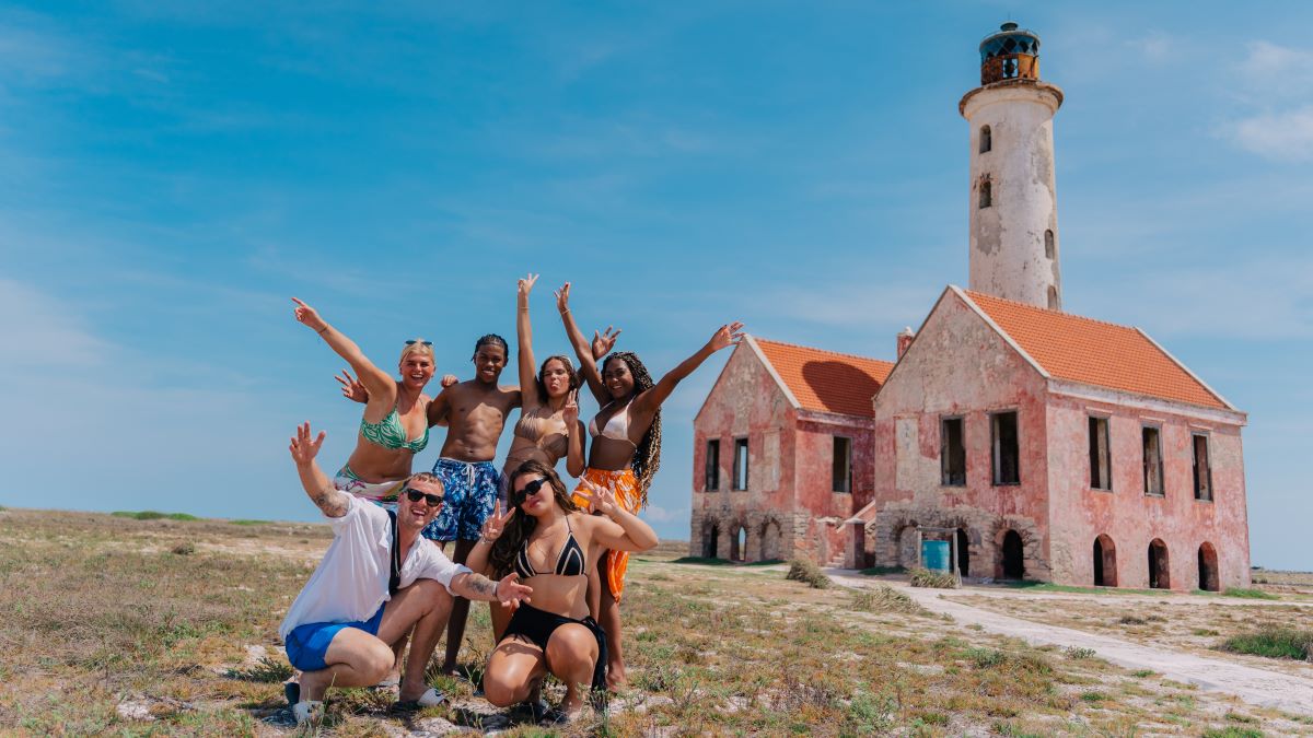 Group-Friends-at-the-lighthouse-of-Klein-Curacao-01.jpg